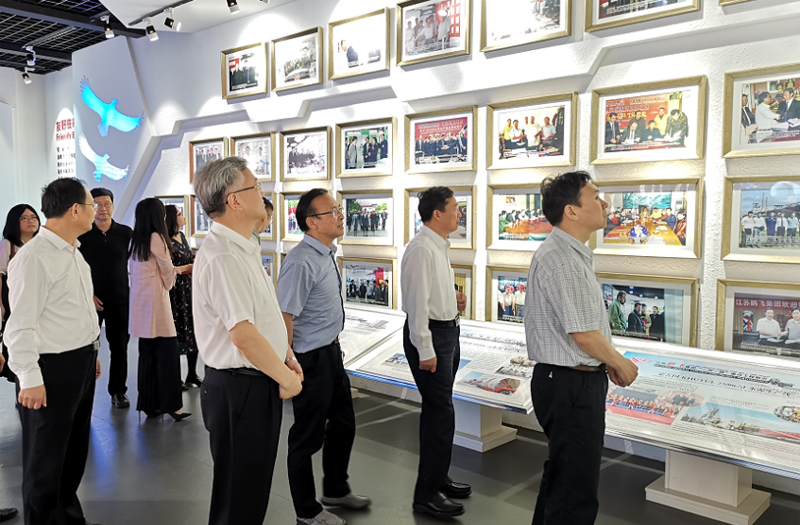 商务部国际经济合作事务局局长李小兵赴江苏开云手机站登录入口集团调研